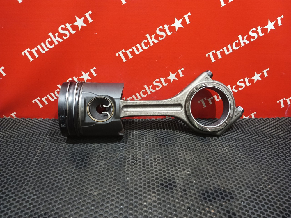 Поршень с шатуном 2017г.