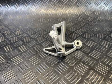 Подножка пассажирская правая Yamaha FZ1 Fazer RN17 (с кронштейном)