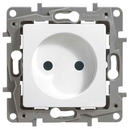 Розетка без заземления со шторками 16А 250В белый ETIKA Legrand