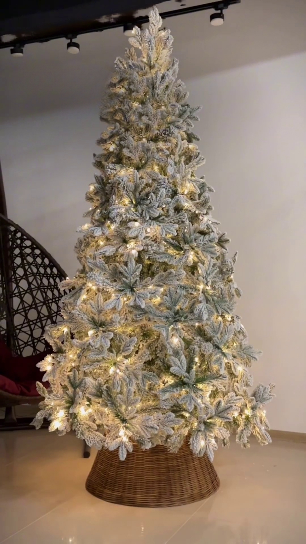 Заснеженная ель с гирляндой «Барокко» теплый свет (Литая+пвх) 180 см / 1,8 м