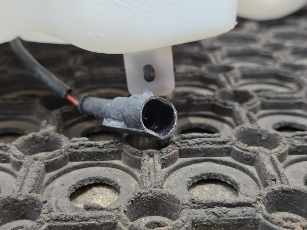 Бачок омывателя лобового стекла 2023 г