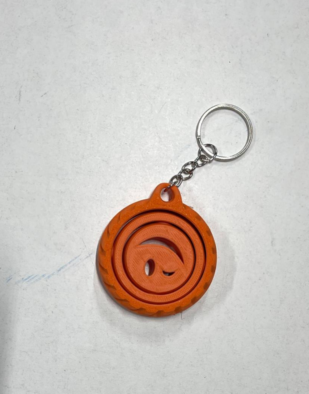 Яркий брелок-крутилка на рюкзак и ключи