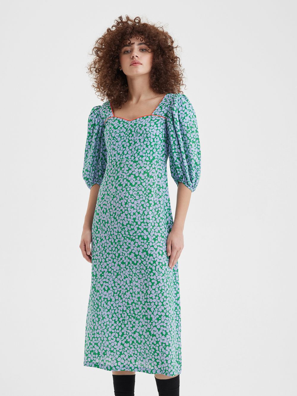 Платье с фигурным лифом и объемными рукавами "Фиалки"