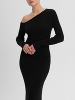 Платье вязаное с открытым плечом