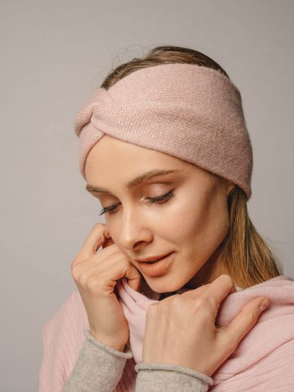 Женская повязка на голову розового цвета из кашемира - фото 2