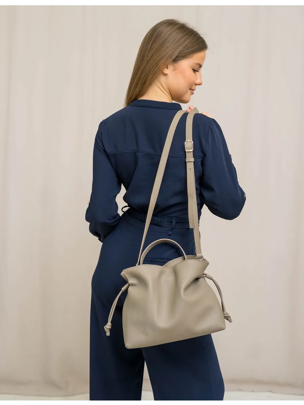 Сумка мешок через плечо средняя натуральная кожа