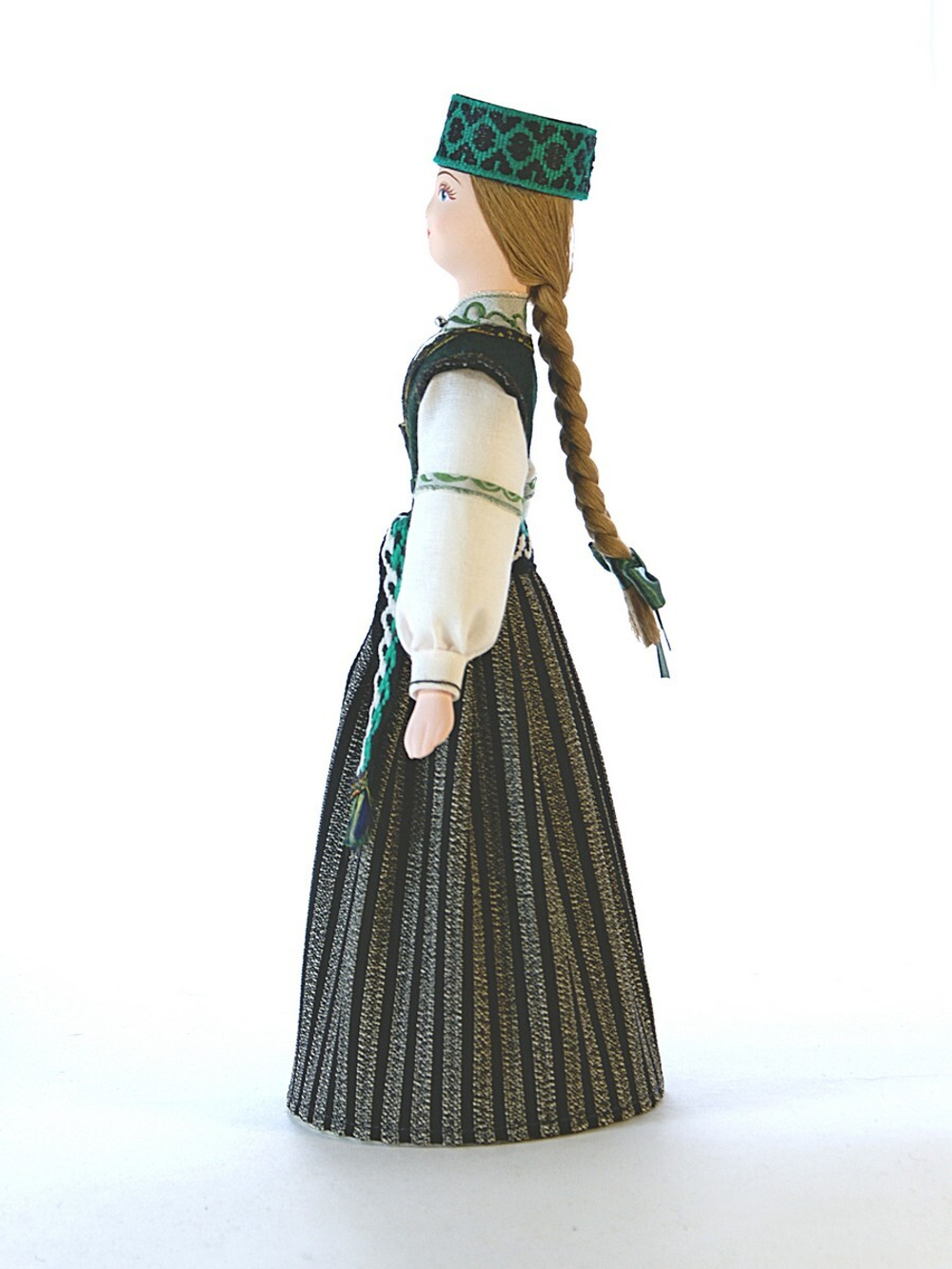 Кукла фарфоровая Латышка в национальном костюме