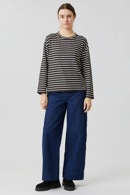 Топ с разрезами в черно-белую полоску