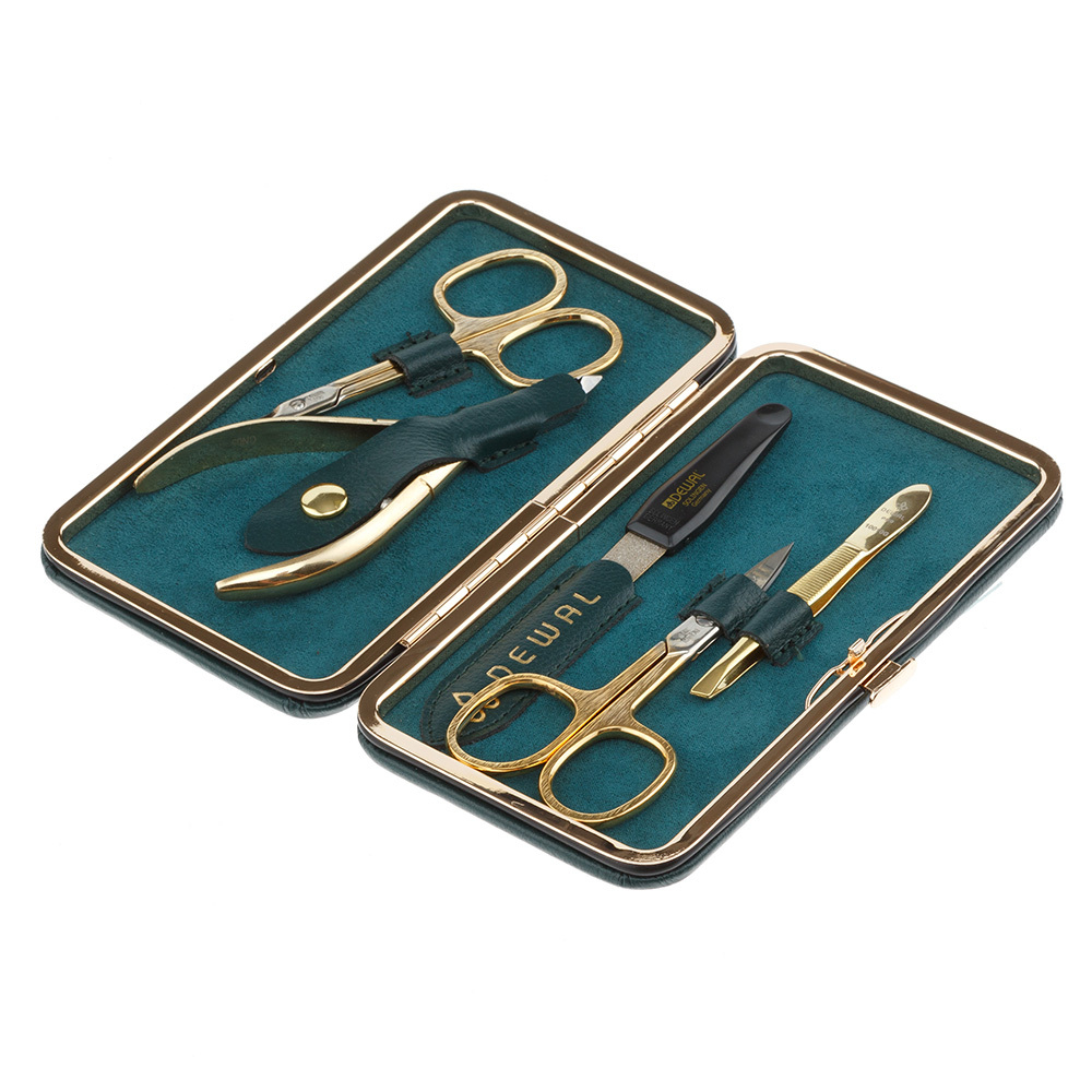 Фото маникюрный набор 5 предметов DEWAL 903GREEN Инструменты: ножницы для ногтей, ножницы для кутикулы, пилка металлическая 12,5 см, кусачки для кутикулы, пинцет скошенный. Футляр: натуральная кожа, цвет зеленый