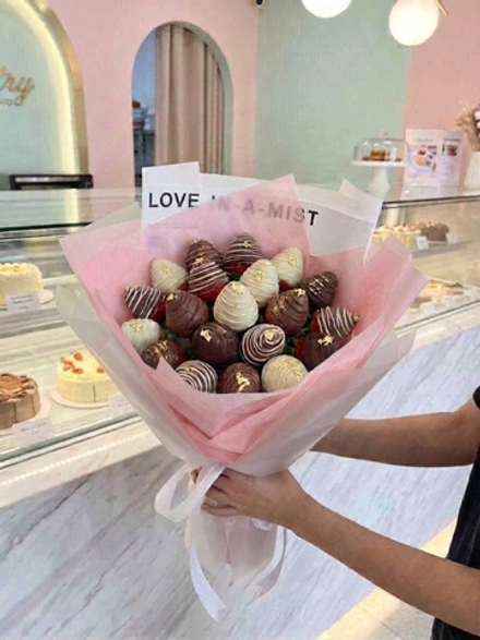 ФУД БУКЕТ Цвет: прозрачная матовая пленка с розовой тишью.