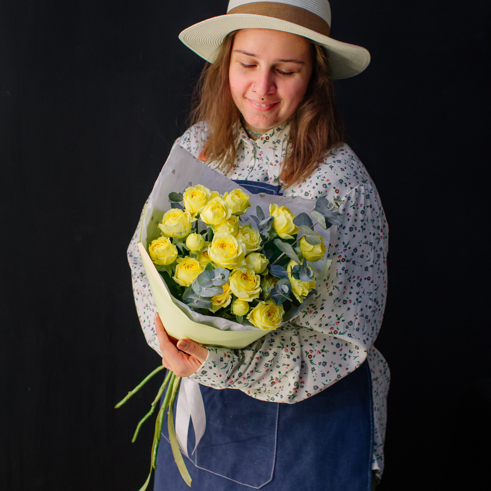 37. Сочный моно-букет из кустовых пионовидных роз