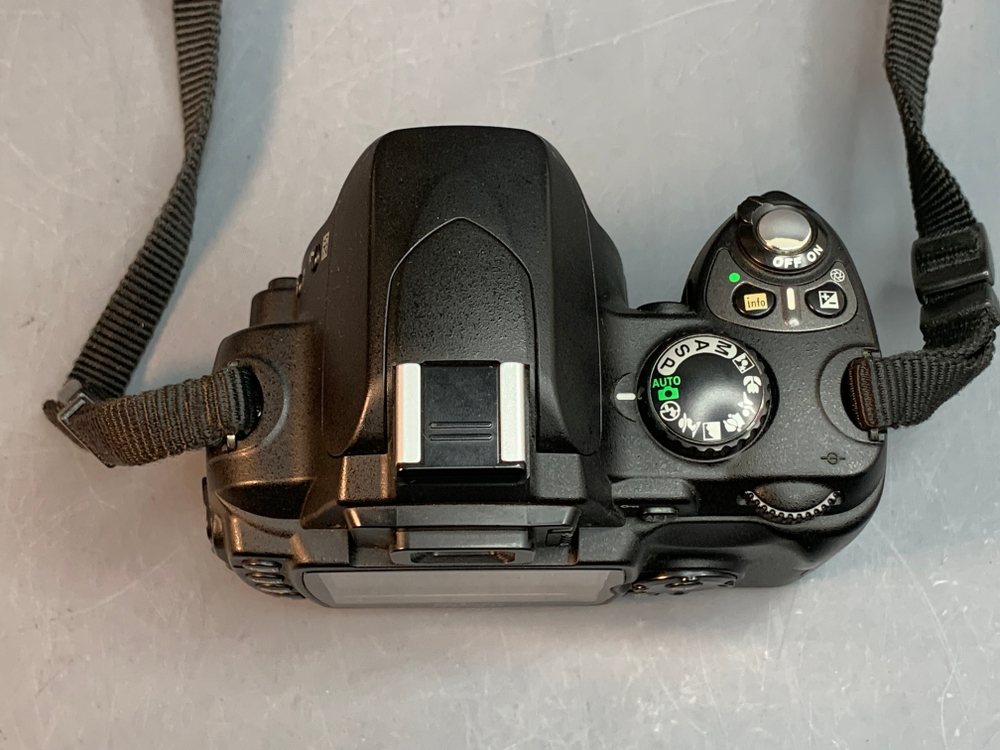 Nikon D40 kit 18-55mm 3.5-5.6G II ED 8.800 кадров