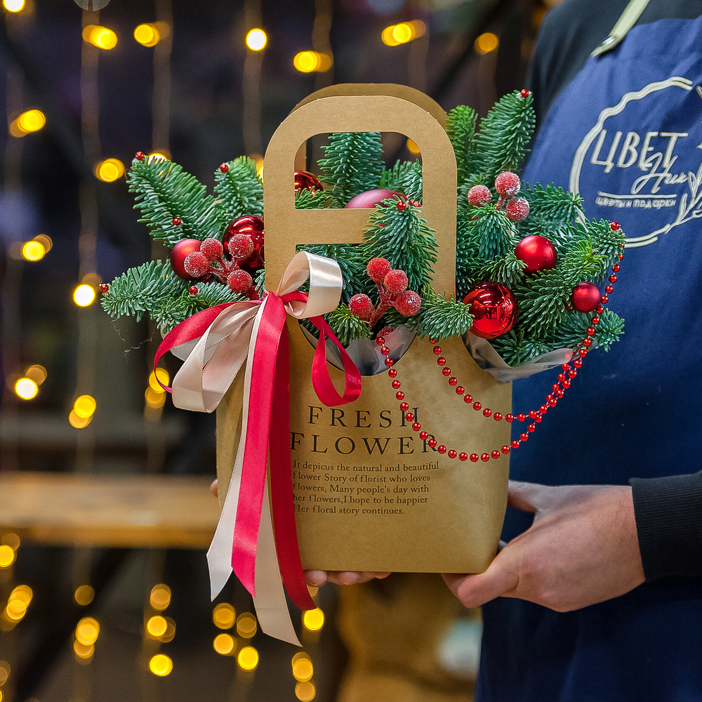 Новогодняя композиция в оригинальном оформлении