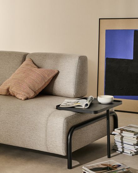 2-местный диван Compo серо-бежевого цвета с большим журнальным столиком и чёрным каркасом