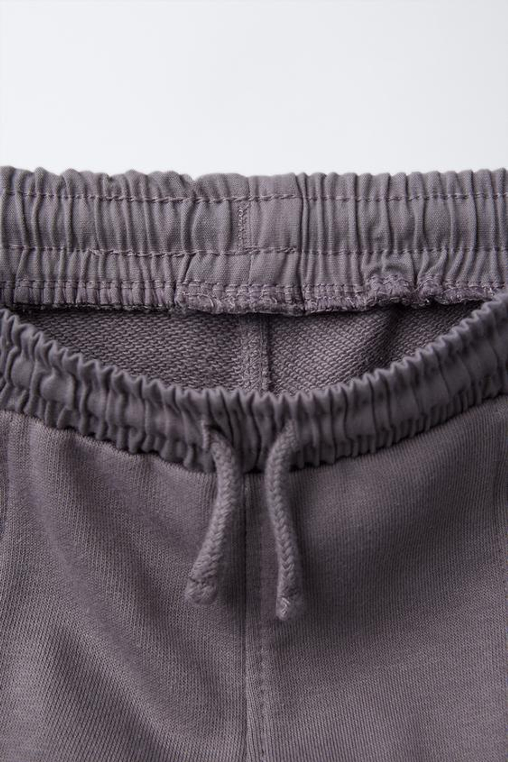 ZARA БРЮКИ С КОНТРАСТНЫМИ ДЕТАЛЯМИ И НАШИВКОЙ, ЦВЕТ МАЛЬВЫ