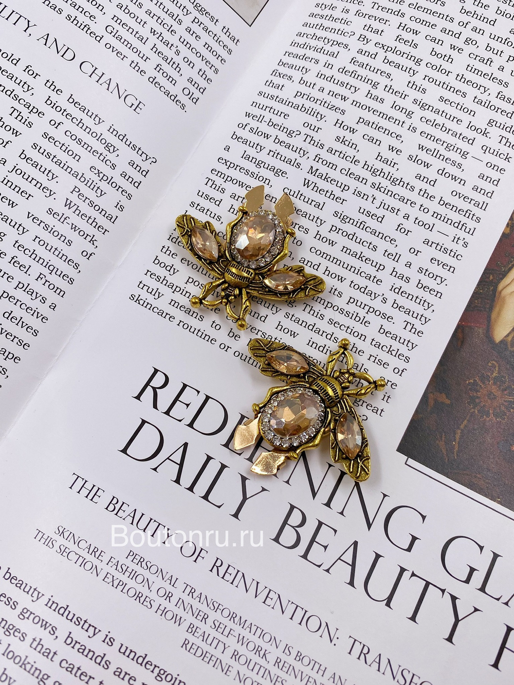 Накладка на пуговицу золотистая бронза "Жук" со стразами