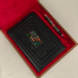 Ежедневник А5 "Люпины" (обложка из натуральной кожи) и ручкой с росписью Палех в футляре