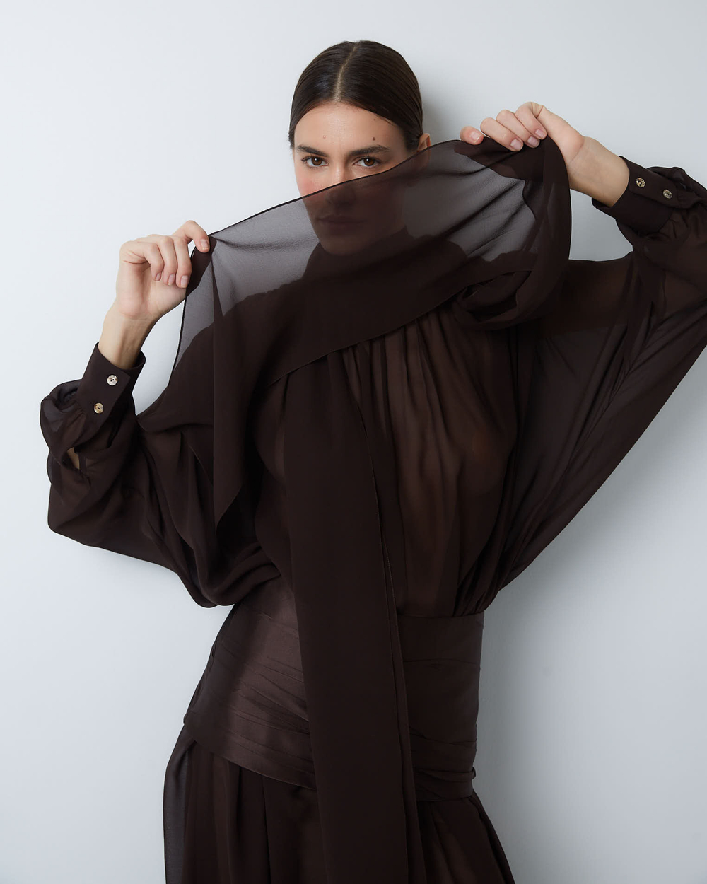 Платье с баской из шелкового шифона шоколад