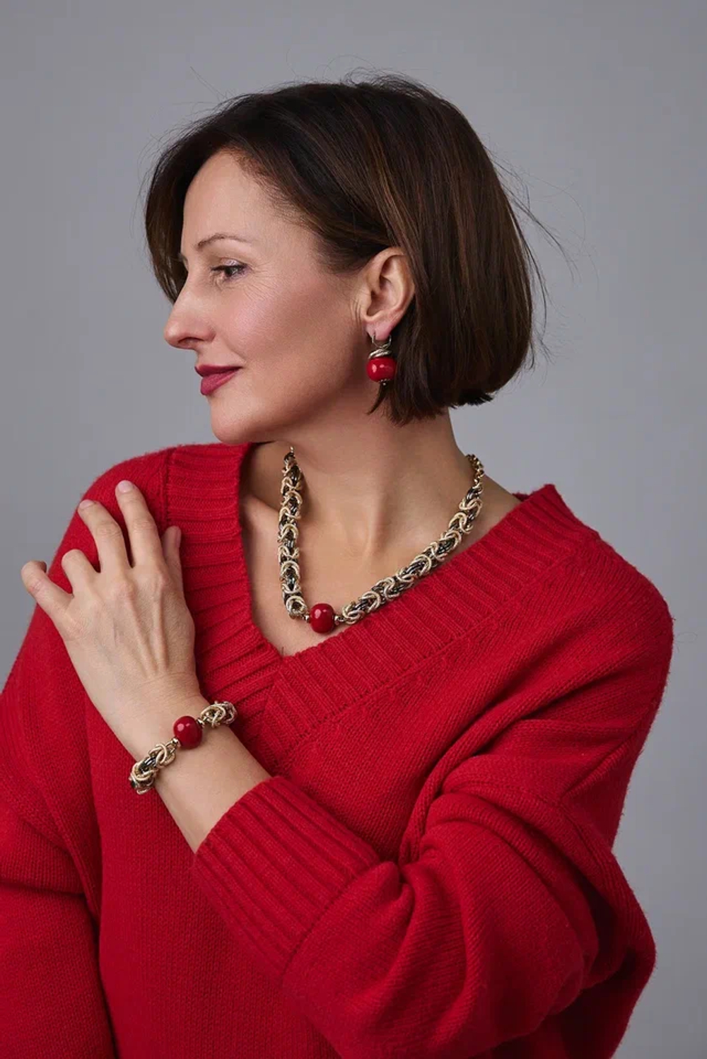 Браслет Византия биколор:золото и графит с красным плоским жемчугом Майорка