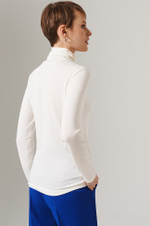 23110 Водолазка женская (молочный)