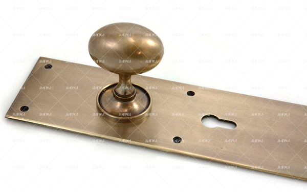 Ручка латунная дверная кноб на пластине Яйцо