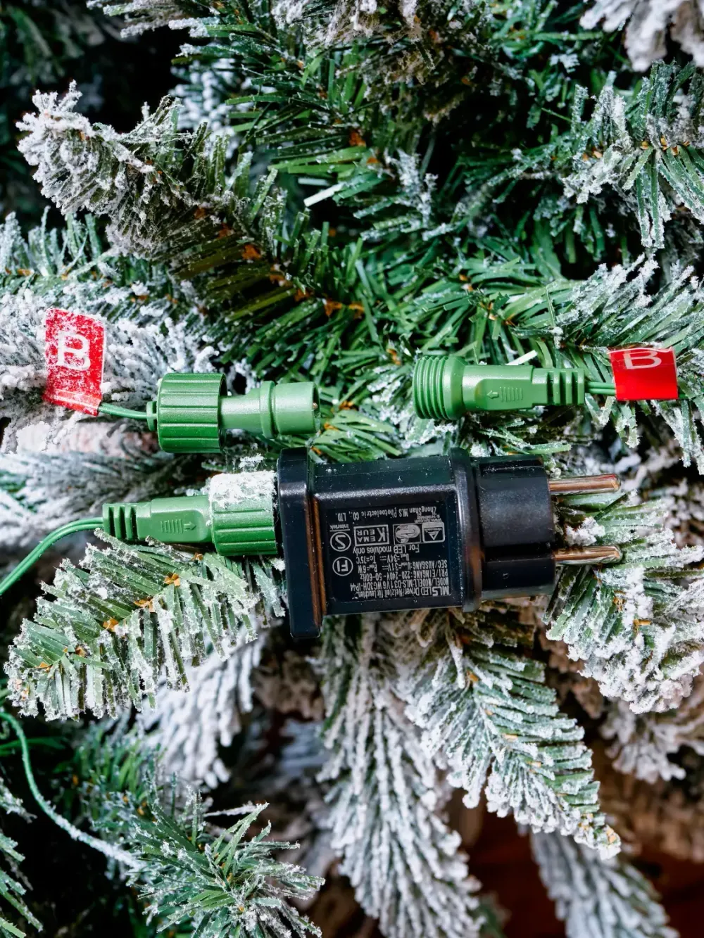 Заснеженная елка с гирляндой встроенной «ile Grande» (Литая+пвх) 210 см / 2,1 м