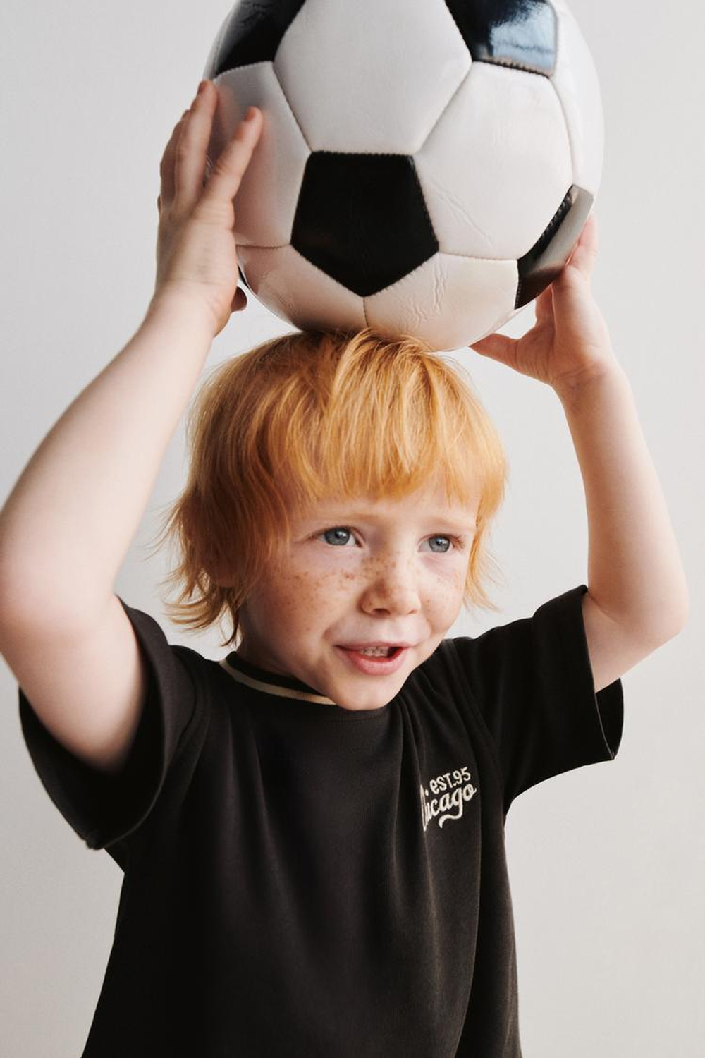 ZARA ФУТБОЛКА С ВЫШИТОЙ НАДПИСЬЮ, АНТРАЦИТОВО-СЕРЫЙ