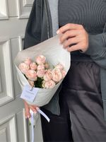 Кулек из кустовой пионовидной розы