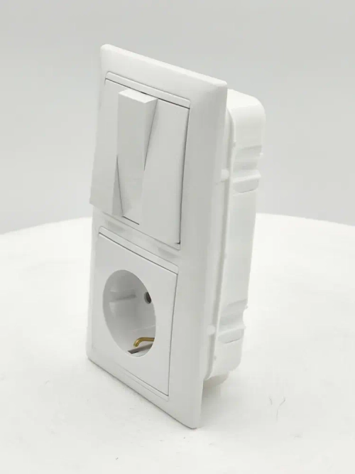 Блок Выключатель трехклавишный + розетка с заземляющим контактом скрытой установки белый 3В-РЦ-695