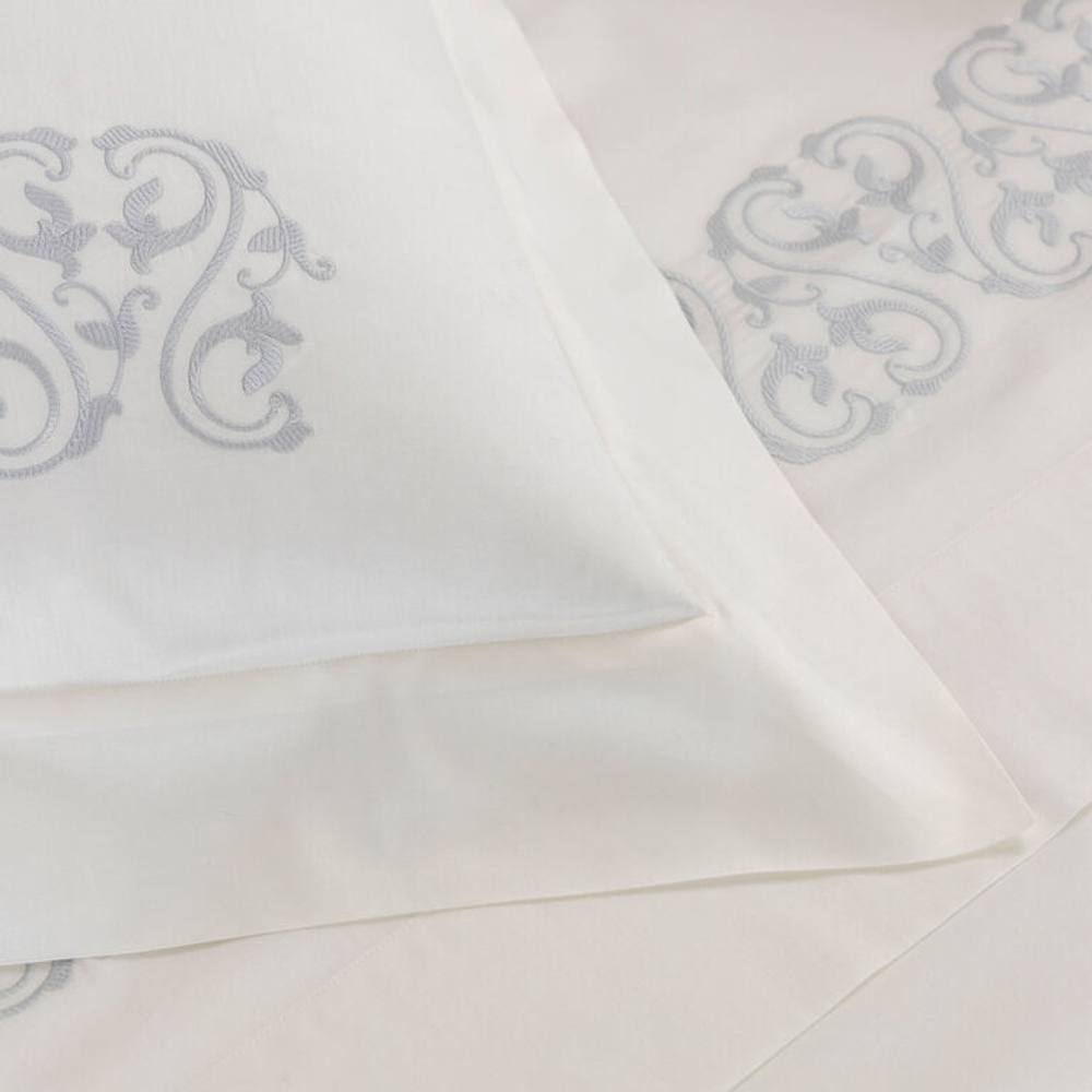Комплект постельного белья Frette Ornate Medallion Embroidery Milk/Light Sky Blue (240 x 220 см)