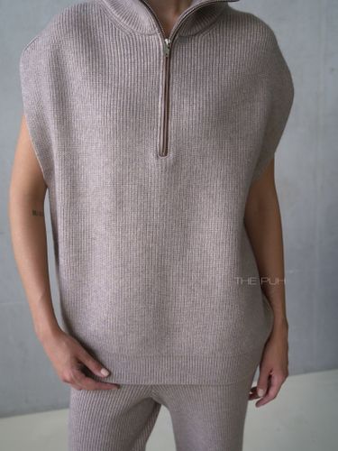 Костюм из жилета и брюк в цвете капучино