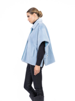 Женское голубое пальто-накидка из овчины