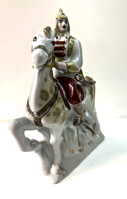 Красноармеец-буденовец на коне. 1970-е гг. Советский агитационный фарфор. ПЗХК
