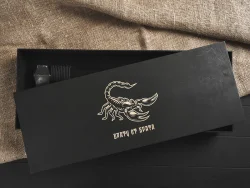 Кованый топор "Брату от брата", гравировка "Скорпион", рукоять черный мореный ясень