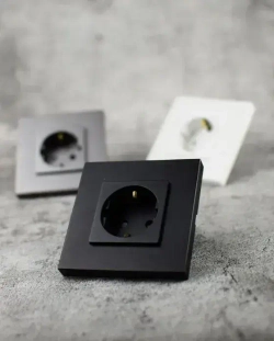Розетки черные с заземлением и защитными шторками от детей, евророзетки