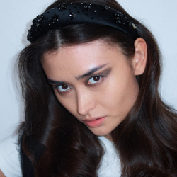 Ободок объемный с черными ромашками