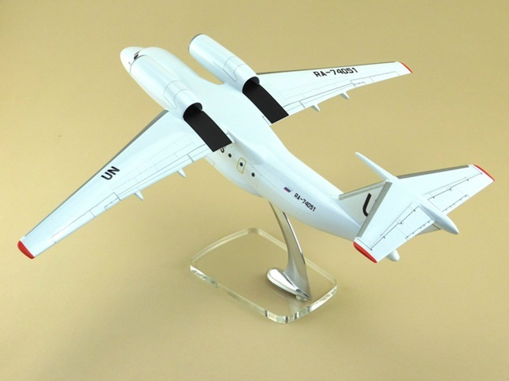 Модель самолета Ан-74 (М1:72, UN)