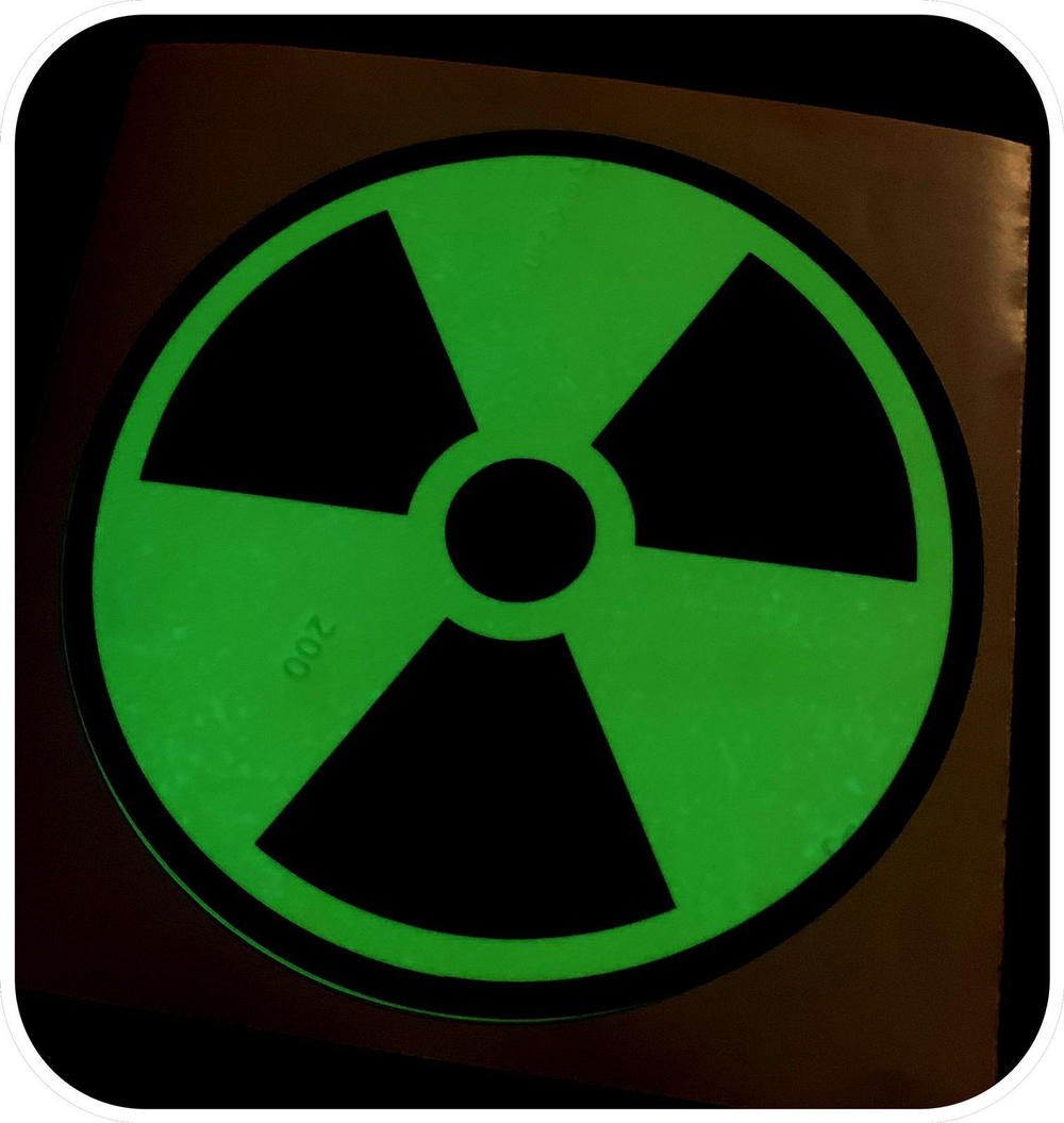 Наклейка светящаяся в темноте Радиация RADIATION для наружных и внутр. исп., на стекло на дверь на авто, 150 мм