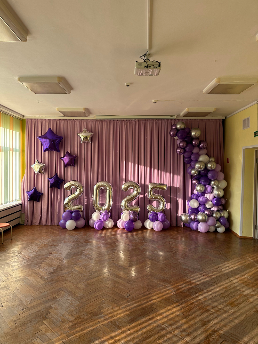 Оформление шарами зала