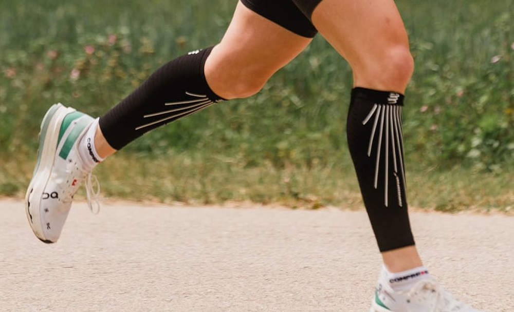 Compression sleeve Compressport R2 Aero Calf Sleeves - black/white