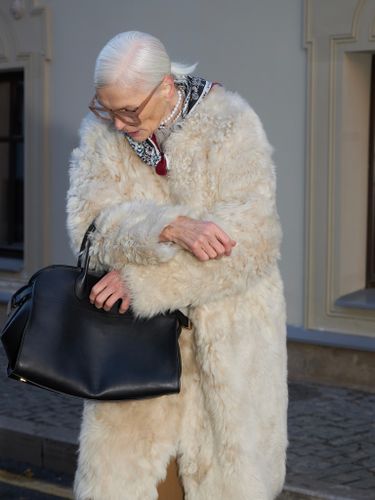 Белая шуба без воротника из овчины