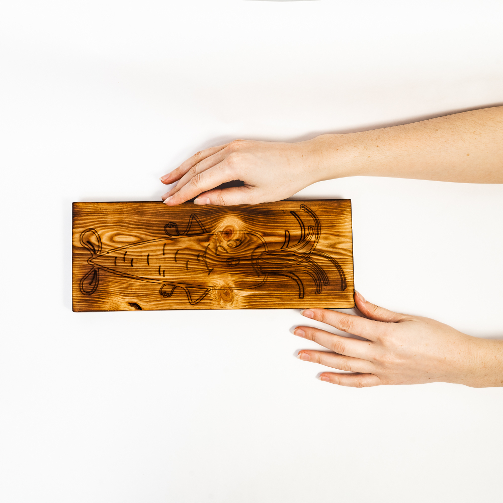 Деревянная разделочная доска из древесины сибирского кедра для овощей с гравировкой "Веселая морковка" RD32