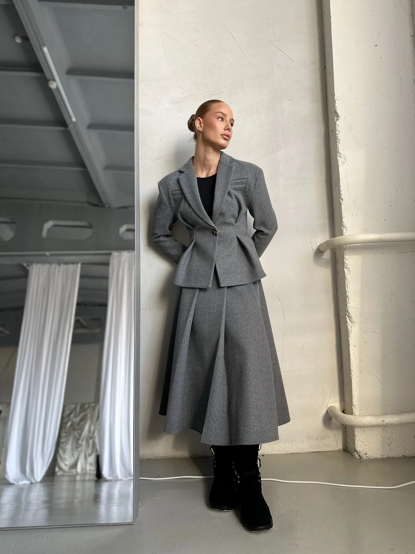 Костюм AS`Kins 245 однотонный утепленный из приталенного пиджака и юбки