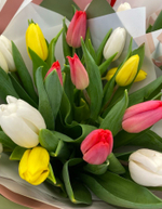Букет из 15 белых, жёлтых и розовых тюльпанов