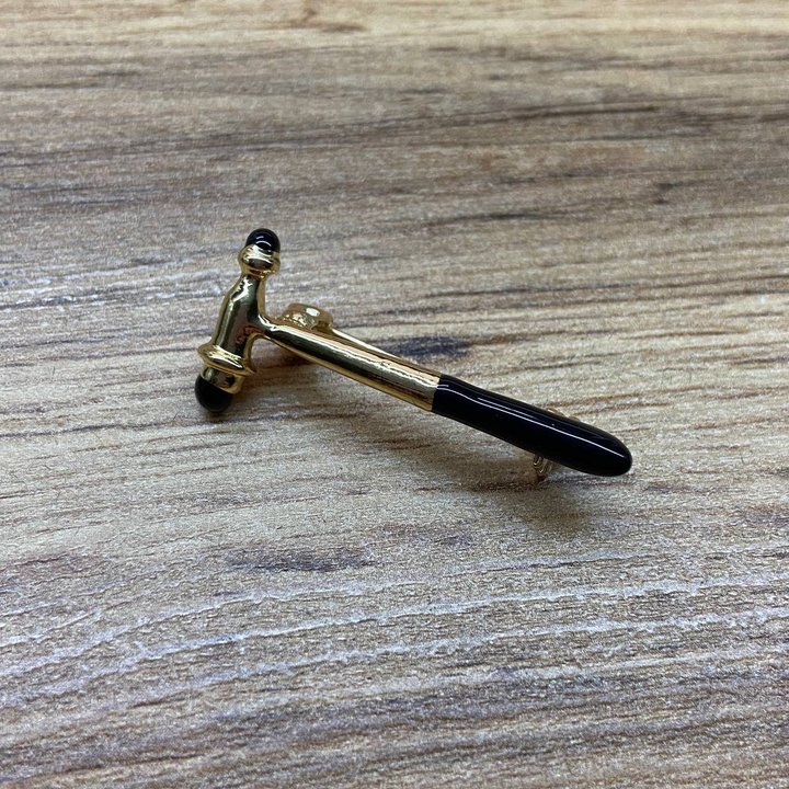 Брошь Profession Молоток судьи эмаль черная металл золотистый