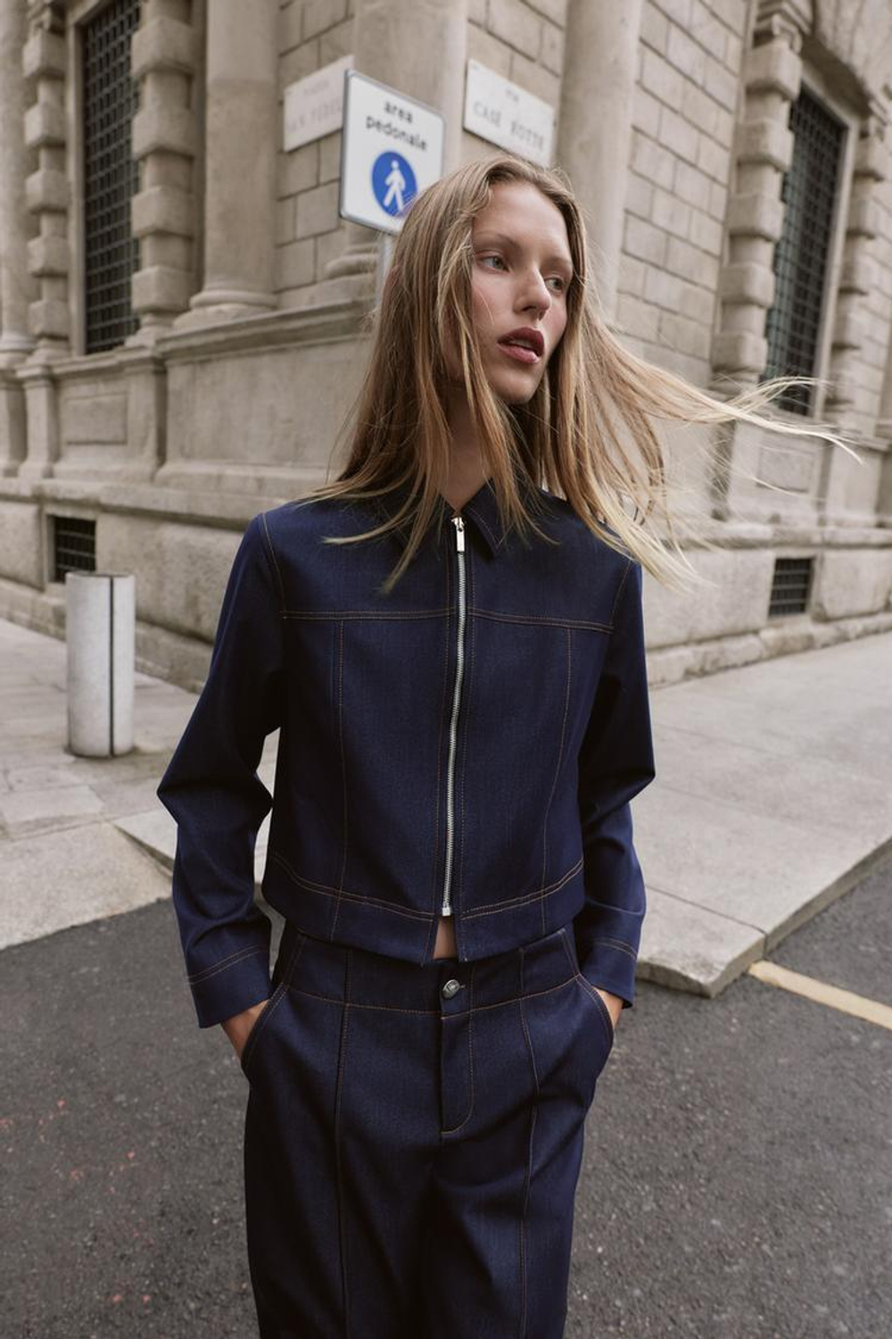 ZARA КУРТКА С КОНТРАСТНОЙ ОТСТРОЧКОЙ, ИНДИГО