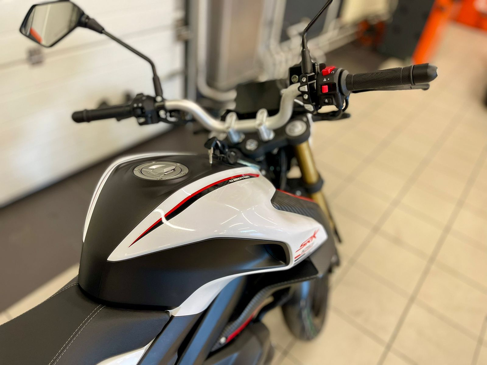 QJMOTOR SRK 125 S (White)