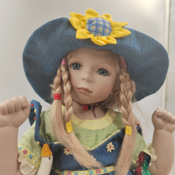 Фарфоровая кукла Remeco в летнем платье с игрушками в карманах. Великобритания, 2001 г.