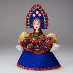 Малая подвесная кукла в маленькой душегрее