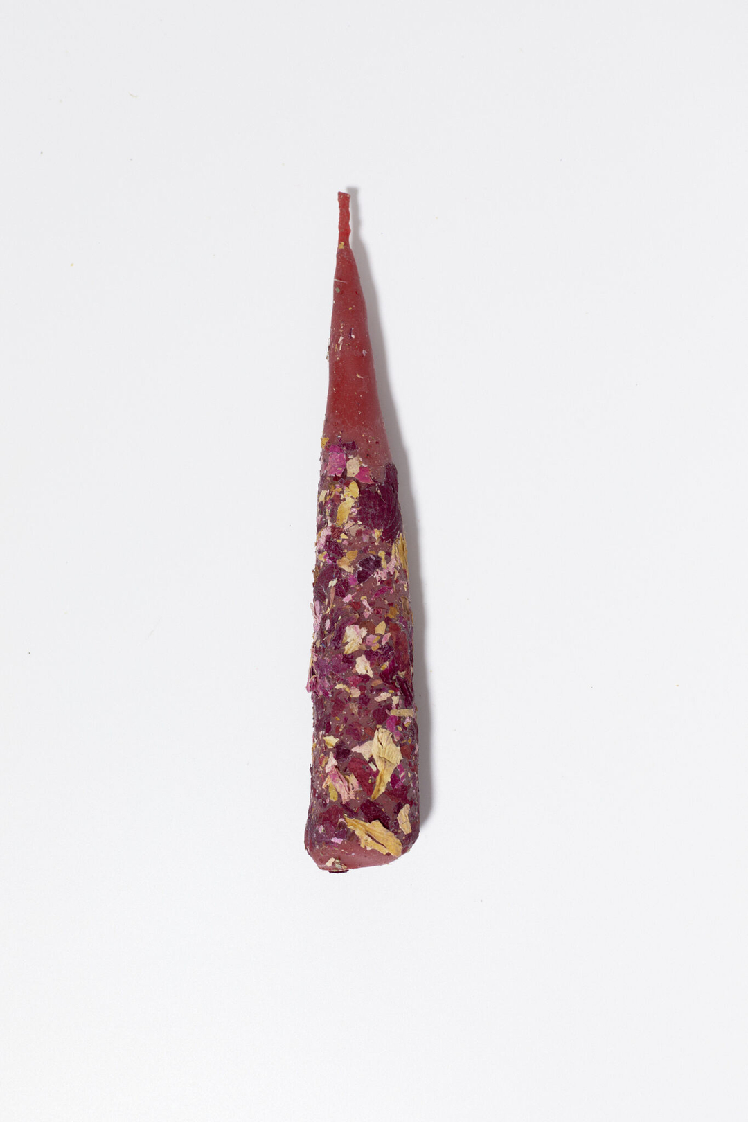 Крупная красная конусная свеча